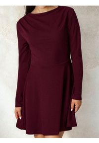 Sinsay - Rozkloszowana sukienka dresowa - brązowy. Kolor: brązowy. Materiał: dresówka