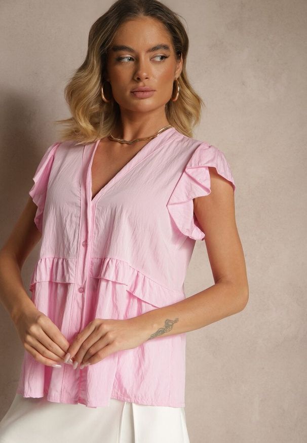 Renee - Różowa Koszula z Wiskozą Zdobiona Falbankami z Dekoltem w Serek Alisetta. Okazja: na co dzień. Typ kołnierza: dekolt w serek, kołnierz z falbankami. Kolor: różowy. Materiał: wiskoza. Wzór: aplikacja. Styl: klasyczny, casual