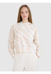 4f - 4F Bluza dresowa nierozpinana bez kaptura damska - biała M. Okazja: na co dzień. Typ kołnierza: bez kaptura. Kolor: biały. Materiał: dresówka. Wzór: motyw zwierzęcy, gładki, ze splotem. Styl: klasyczny, sportowy, casual