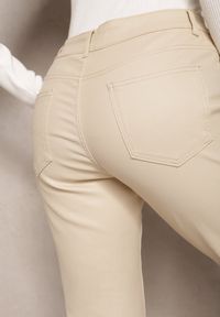 Renee - Jasnobeżowe Spodnie Standard z Imitacji Skóry Enjala. Stan: podwyższony. Kolor: beżowy #2
