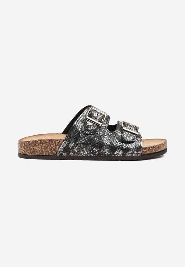 Renee - Czarne Wężowe Klapki na Podeszwie z Imitacji Korka Zdobione Sprzączkami Virlevia. Kolor: czarny. Materiał: jeans. Wzór: aplikacja. Sezon: lato. Styl: boho