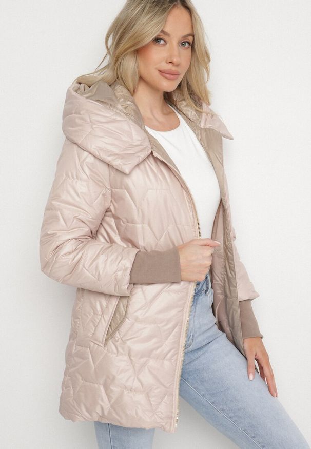 Born2be - Jasnobeżowa Pikowana Kurtka z Kapturem i Rękawami ze Ściągaczami Melorisea. Okazja: na spacer. Typ kołnierza: kaptur. Kolor: beżowy. Materiał: jeans. Styl: elegancki