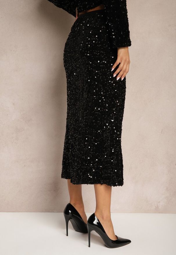 Renee - Czarna Spódnica z Weluru Zdobionego Cekinami z Gumką w Pasie Seniraeth. Okazja: na co dzień. Kolor: czarny. Materiał: welur. Wzór: aplikacja. Styl: casual, wizytowy