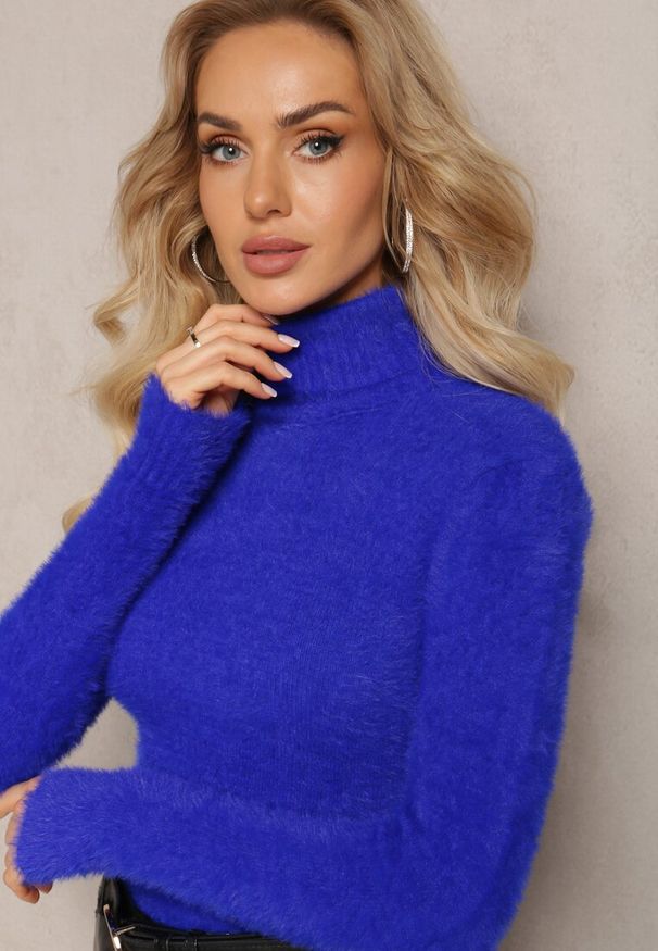 Renee - Granatowy Golf z Dzianiny z Długim Włosem i Dodatkiem Wełny Gerdonna. Typ kołnierza: golf. Kolor: niebieski. Materiał: dzianina, wełna. Długość: długie. Wzór: jednolity. Sezon: zima, jesień