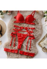 Intica - Zestaw bielizny z odważnymi detalami na romantyczne wieczory Jevgenija. Kolor: czerwony. Materiał: materiał, skóra. Długość: długie