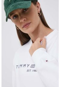 TOMMY HILFIGER - Tommy Hilfiger bluza damska kolor biały. Kolor: biały. Materiał: bawełna. Wzór: nadruk. Styl: klasyczny #3