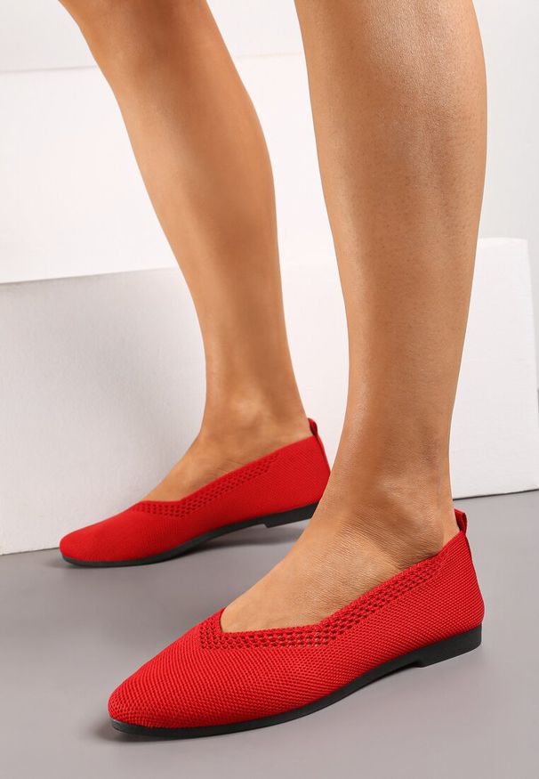 Born2be - Czerwone Plecione Balerinki z Ażurowymi Wycięciami Jene. Kolor: czerwony. Materiał: materiał. Wzór: ażurowy. Obcas: na płaskiej podeszwie