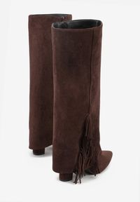 Renee - Brązowe Kozaki na Słupkowym Obcasie z Cholewką Imitującą Nogawkę z Frędzlami Linafela. Kolor: brązowy. Materiał: koronka, zamsz. Szerokość cholewki: normalna. Obcas: na obcasie. Styl: elegancki. Wysokość obcasa: średni #6