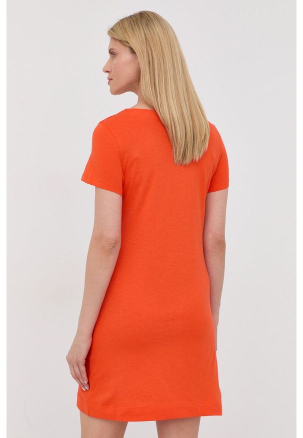 Love Moschino sukienka bawełniana kolor pomarańczowy mini prosta. Okazja: na co dzień. Kolor: pomarańczowy. Materiał: bawełna. Długość rękawa: krótki rękaw. Wzór: nadruk. Typ sukienki: proste. Styl: casual. Długość: mini