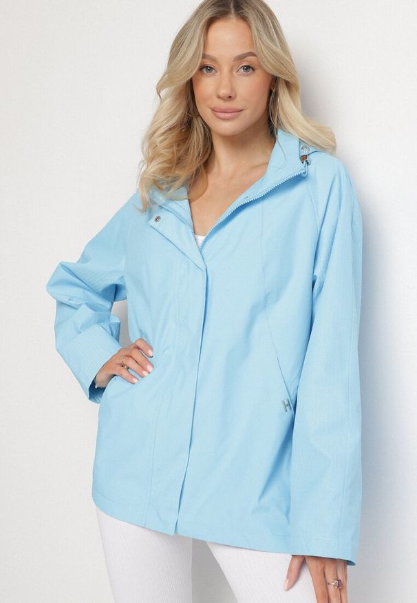 Born2be - Jasnoniebieska Kurtka w Stylu Wiatrówki z Odpinanym Kapturem Ndivisa. Okazja: na co dzień. Kolor: niebieski. Materiał: jeans. Styl: klasyczny, casual