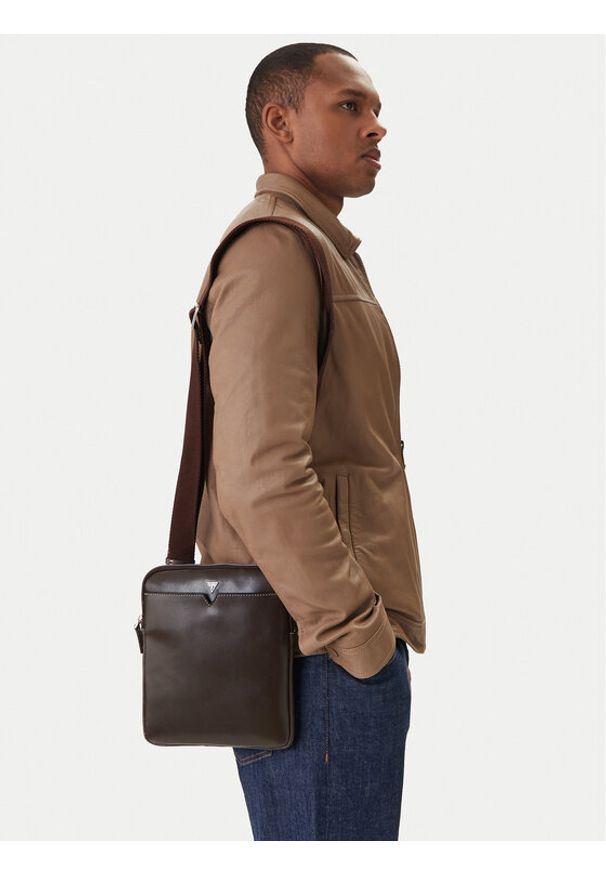 Guess Saszetka HMFITC P5123 Brązowy. Kolor: brązowy. Materiał: skóra