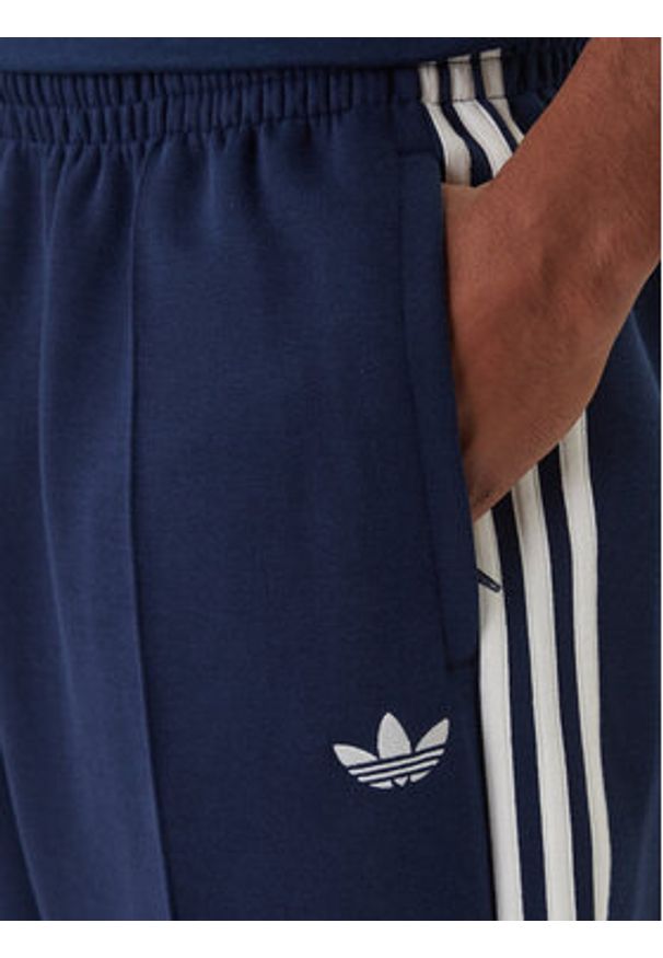 Adidas - adidas Spodnie dresowe adicolor Spacer Track KD4087 Granatowy Baggy Fit. Kolor: niebieski. Materiał: bawełna. Sport: turystyka piesza