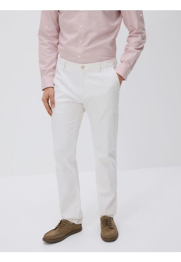 Reserved - Spodnie chino slim - biały. Kolor: biały. Materiał: tkanina, bawełna