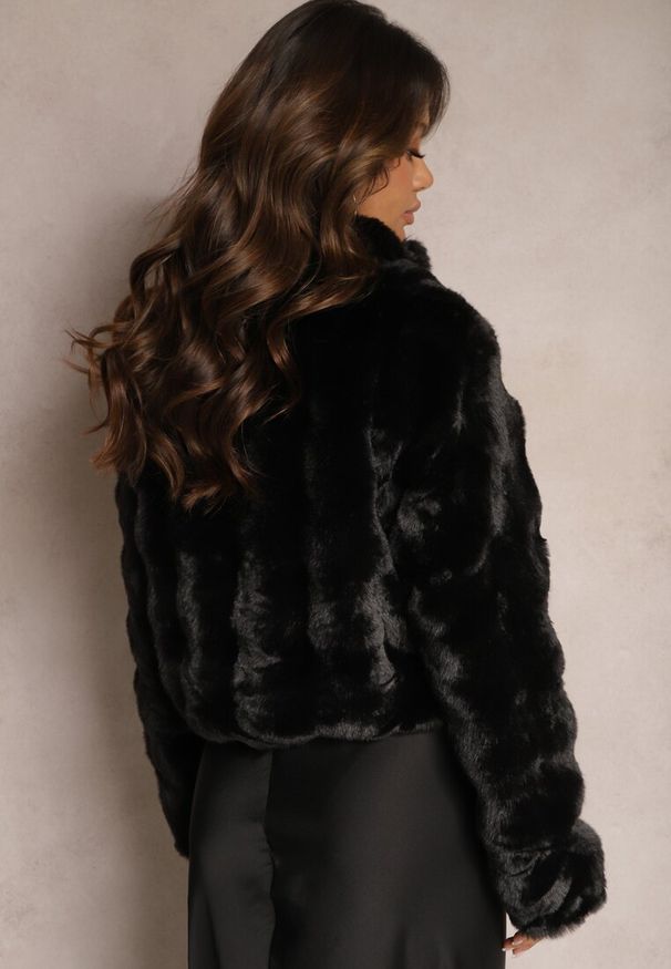 Renee - Czarna Kurtka z Futerka Zapinana na Zamek Craline. Kolor: czarny. Materiał: futro. Sezon: zima. Styl: elegancki