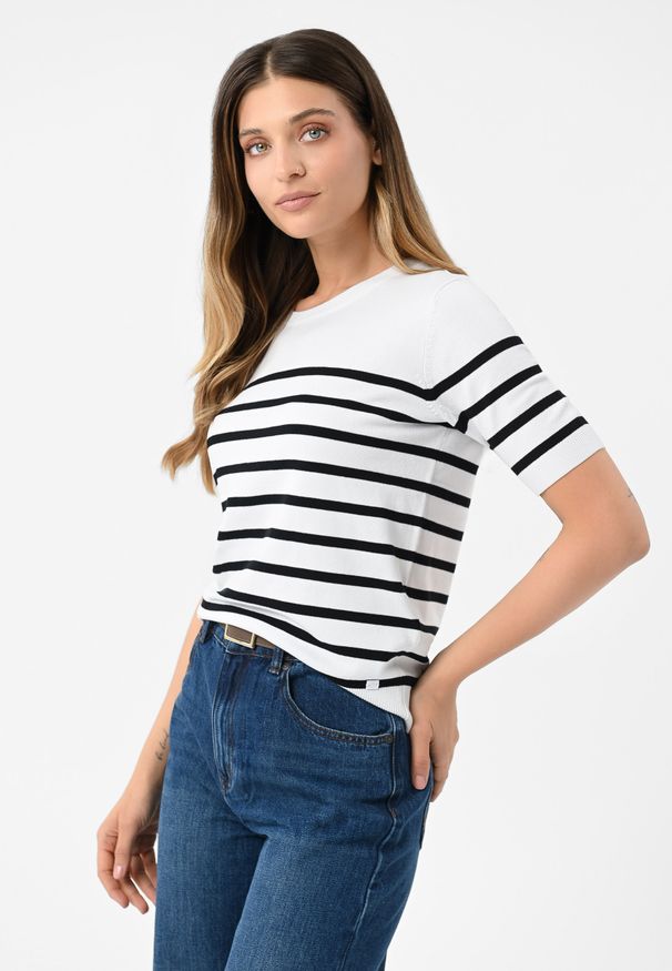 Volcano - Dzianinowa koszulka w paski TM-IRIS. Okazja: na co dzień. Materiał: dzianina. Długość rękawa: krótki rękaw. Długość: krótkie. Wzór: paski. Styl: casual, elegancki