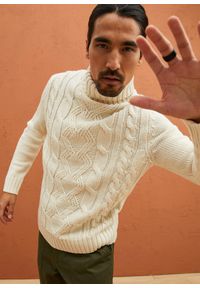 bonprix - Sweter z golfem, w warkocze. Typ kołnierza: golf. Kolor: beżowy #1