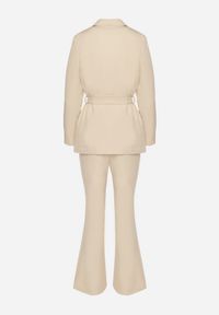 Renee - Beżowy Komplet o Garniturowym Kroju z Marynarką z Wiązaniem i Spodniami Falestra. Kolor: beżowy #3