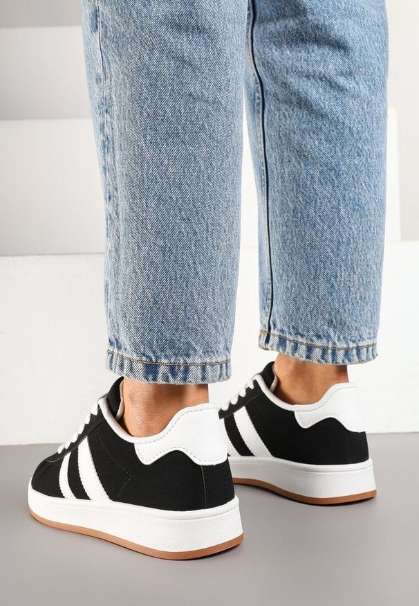 Born2be - Czarno-Białe Sneakersy z Ozdobnymi Naszywkami z Boku Galdexis. Okazja: na spacer, na co dzień. Kolor: czarny. Wzór: aplikacja. Sport: turystyka piesza