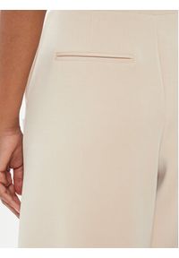 Guess Spodnie dresowe V4YB07 KCAY2 Beżowy Relaxed Fit. Kolor: beżowy. Materiał: syntetyk, dresówka #4