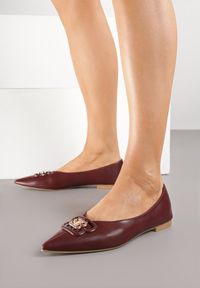 Born2be - Bordowe Balerinki z Noskiem w Szpic i Elegancką Aplikacją Naliema. Okazja: na co dzień. Nosek buta: szpiczasty. Kolor: czerwony. Wzór: aplikacja. Obcas: na płaskiej podeszwie. Styl: elegancki