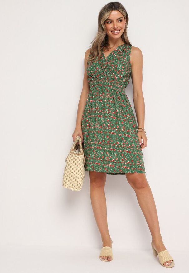 Born2be - Zielona Wiskozowa Sukienka w Kwiaty z Gumką w Talii i Kopertowym Dekoltem Halevia. Okazja: na imprezę. Kolor: zielony. Materiał: wiskoza. Wzór: kwiaty. Sezon: lato. Typ sukienki: kopertowe. Styl: elegancki