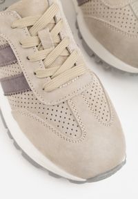 Born2be - Jasnobeżowe Zamszowe Sneakersy Ozdobione Perforacją i Paskami Semielle. Okazja: na spacer, na co dzień. Zapięcie: pasek. Kolor: beżowy. Materiał: zamsz. Wzór: aplikacja. Sport: turystyka piesza #3
