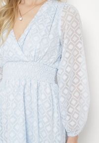 Born2be - Niebieska Sukienka Koktajlowa z Gumką w Pasie i Geometrycznym Wzorem na Siateczce Actipisa. Kolor: niebieski. Wzór: geometria. Typ sukienki: kopertowe. Styl: wizytowy #6