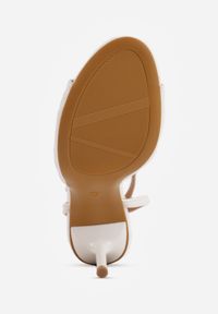 Renee - Białe Sandały VICES na Szpilce Zdobione Marszczeniem i Aplikacją Synalirea. Zapięcie: pasek. Kolor: biały. Wzór: aplikacja. Obcas: na szpilce. Styl: klasyczny, elegancki #6