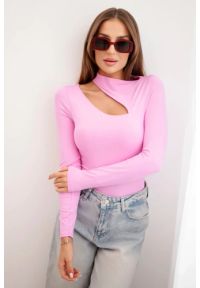 Kesi Włoski - Bluzka body damska z długim rękawem i asymetrycznym dekoltem różowa. Okazja: na co dzień. Kolor: różowy. Materiał: jeans, materiał, nylon, elastan. Długość rękawa: długi rękaw. Długość: długie. Styl: elegancki, casual