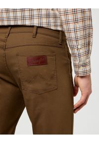 Wrangler - MESKIE SPODNIE WRANGLER GREENSBORO DARK EARTH 112371571 #4