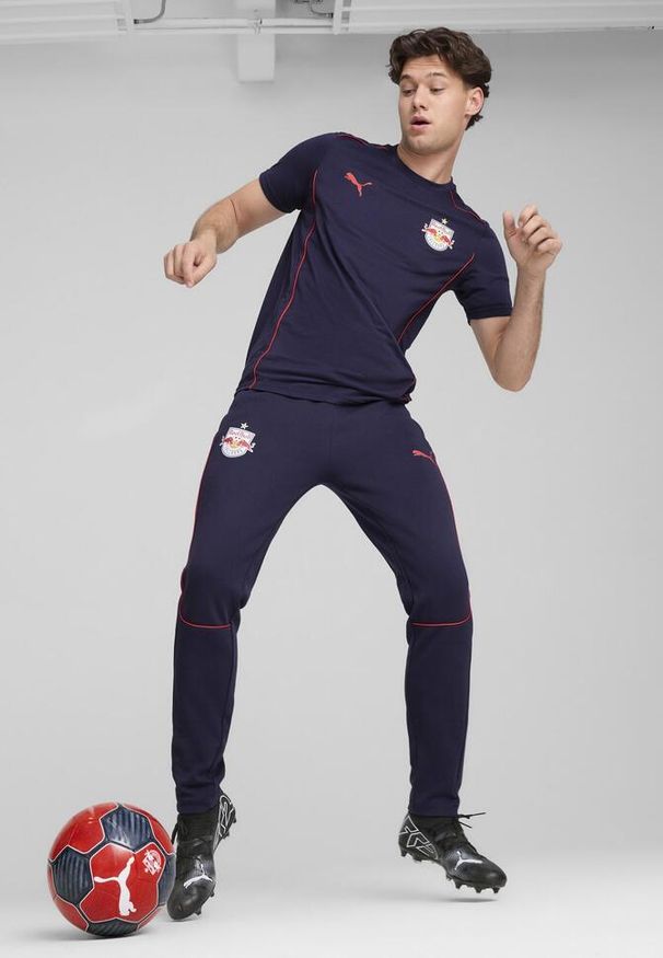 Puma - Męskie spodnie Casuals FC Red Bull Salzburg PUMA Navy Red Blue. Kolor: czerwony, wielokolorowy, niebieski. Materiał: materiał