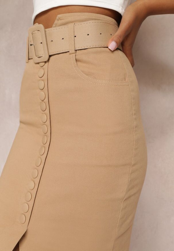 Renee - Ciemnobeżowa Jeansowa Spódnica Ołówkowa Midi z Guzikami i Rozcięciem Jackiesa. Kolor: beżowy. Materiał: jeans