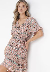 Born2be - Jasnoróżowa Wiskozowa Sukienka Mini z Gumką i Materiałowym Paskiem w Pasie Upshaw. Okazja: na co dzień. Kolor: różowy. Materiał: wiskoza, materiał. Wzór: geometria. Typ sukienki: proste. Styl: casual. Długość: mini #1