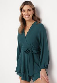 Born2be - Ciemnozielona Kopertowa Sukienka Kombinezon Mini z Falbanką Bomina. Okazja: na randkę. Typ kołnierza: dekolt kopertowy. Kolor: zielony. Typ sukienki: kopertowe. Styl: elegancki. Długość: mini #1