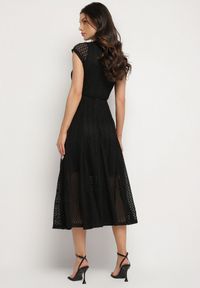 Born2be - Czarna Rozkloszowana Sukienka z Ażurowym Wzorem i Paskiem Galindella. Kolor: czarny. Wzór: ażurowy. Styl: klasyczny #5