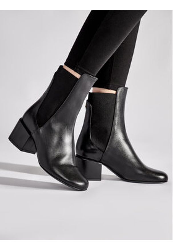 Patrizia Pepe Botki 8Y0018/L011-K103 Czarny. Kolor: czarny. Materiał: skóra