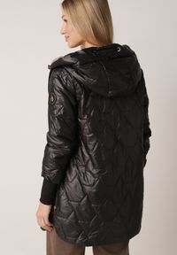 Born2be - Czarna Pikowana Kurtka Przejściowa z Kapturem i Bocznymi Suwakami Mado. Okazja: na co dzień. Typ kołnierza: kaptur. Kolor: czarny. Materiał: poliester, jeans. Styl: casual, klasyczny #3