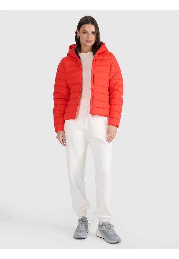 4f - 4F Kurtka puchowa z wypełnieniem syntetycznym damska - czerwona M. Okazja: na co dzień. Typ kołnierza: kołnierzyk stójkowy, kaptur. Kolor: czerwony. Materiał: puch, syntetyk. Długość: długie. Styl: casual, klasyczny, sportowy