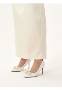 Kazar - Białe czółenka ślubne z dużą biżuteryjną ozdobą. Okazja: na ślub cywilny, na wesele. Kolor: biały. Materiał: tkanina. Wzór: aplikacja. Styl: elegancki, klasyczny #5