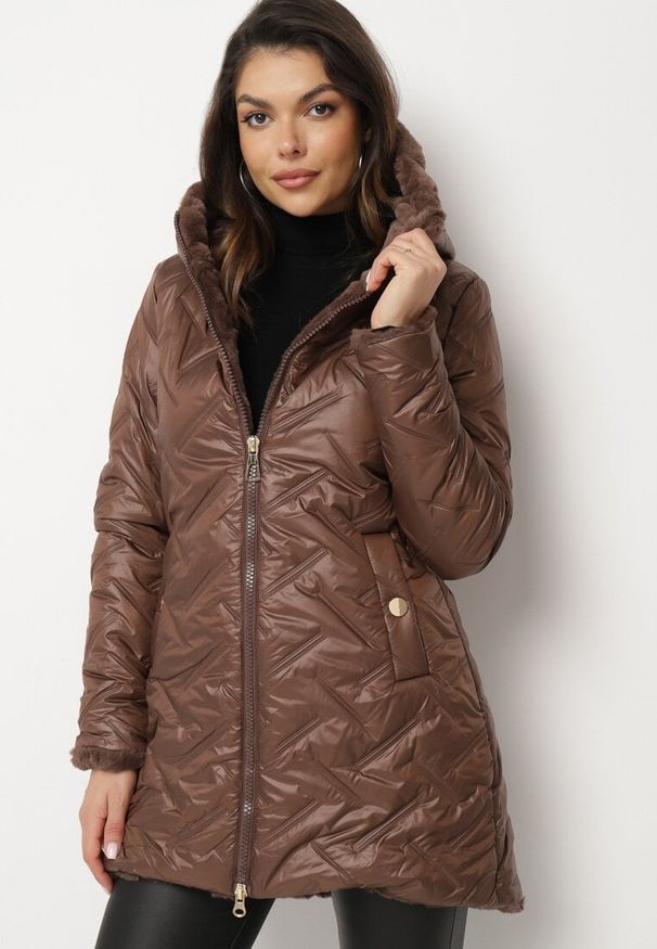 Born2be - Brązowa Kurtka Pikowana z Kapturem Ocieplona Futerkiem Zennira. Okazja: na co dzień. Typ kołnierza: kaptur. Kolor: brązowy. Materiał: futro. Sezon: zima, jesień. Styl: casual, elegancki
