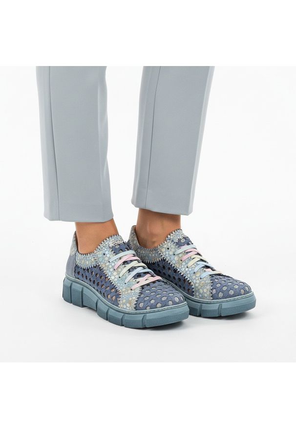 Półbuty damskie Maciejka, cholewka tekstylna z perforacją dekoracyjne aplikacje na całej powierzchni klasyczne sznurowanie miękka konstrukcja przy ko. Zapięcie: sznurówki. Kolor: niebieski. Szerokość cholewki: normalna. Wzór: aplikacja. Styl: klasyczny
