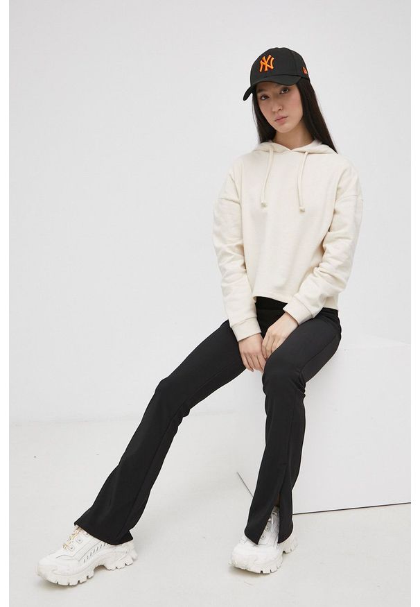 only - Only Bluza damska kolor kremowy z kapturem gładka. Okazja: na co dzień. Typ kołnierza: kaptur. Kolor: beżowy. Materiał: bawełna, dzianina. Długość rękawa: długi rękaw. Długość: długie. Wzór: gładki. Styl: casual