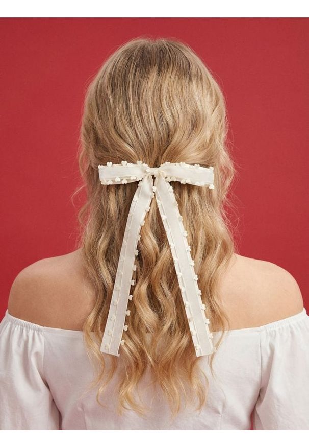 Sinsay - Spinka do włosów w kształcie kokardy - biały. Kolor: biały