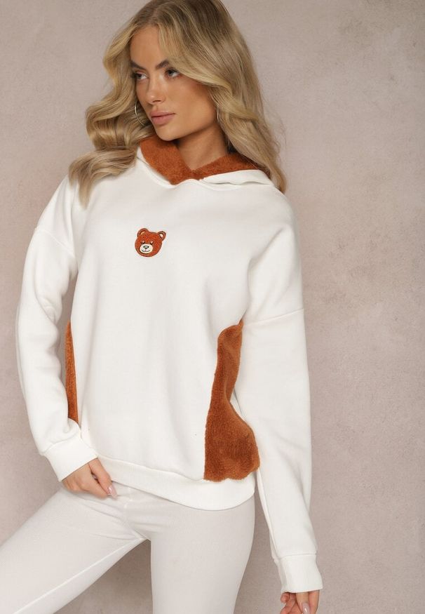 Renee - Biała Bluza z Bawełny z Ozdobną Naszywką z Misiem i Polarowym Kapturem Hecatia. Typ kołnierza: kaptur. Kolor: biały. Materiał: bawełna, polar. Wzór: aplikacja