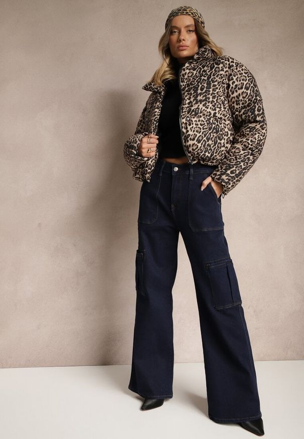 Renee - Granatowe Jeansy z Bawełną o Szerokim Kroju High Waist z Kieszeniami Cargo Phirinna. Okazja: na co dzień. Stan: podwyższony. Kolor: niebieski. Wzór: moro. Styl: casual, elegancki, militarny