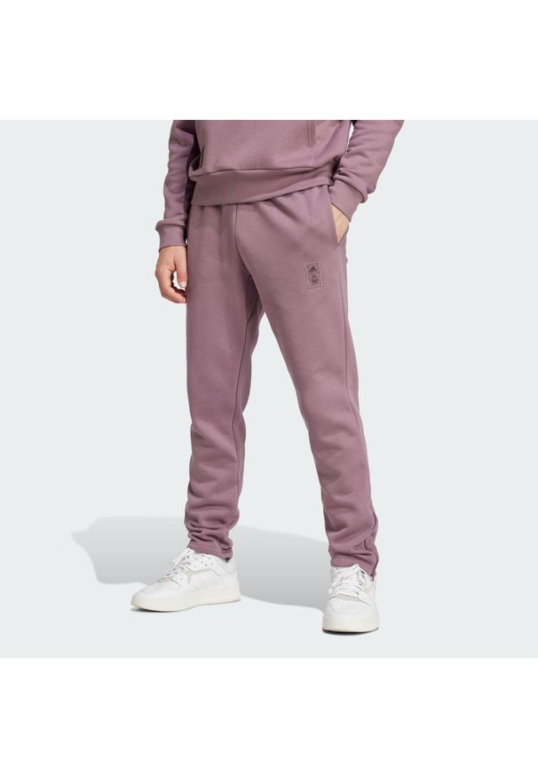 Adidas - Spodnie Real Madrid Seasonal. Kolor: fioletowy. Materiał: polar, dresówka. Sport: piłka nożna