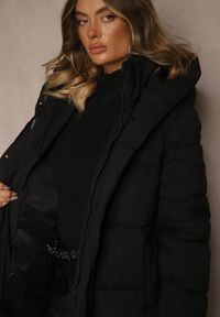 Renee - Czarna Zimowa Kurtka z Pikowanymi Przeszyciami Kapturem i Bocznymi Napami Alarisse. Okazja: na imprezę, na co dzień. Kolor: czarny. Materiał: jeans. Sezon: zima. Styl: casual