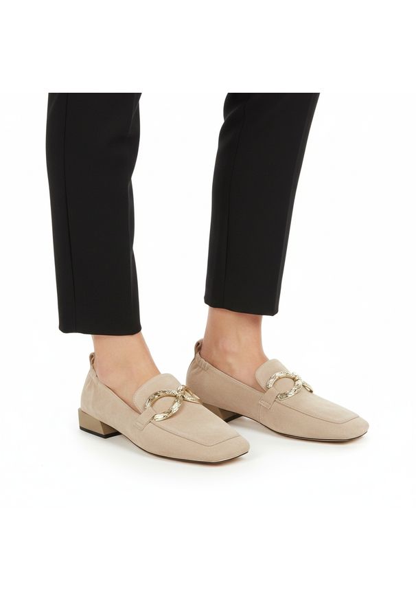 Półbuty damskie S.Barski D&A, cholewka skóra naturalna zamszowa wsuwany fason metalowa ozdoba na przodzie niski obcas kwadratowy nosek, beżowe, CR61-. Kolor: beżowy. Materiał: zamsz, skóra. Szerokość cholewki: normalna. Wzór: aplikacja. Obcas: na obcasie. Wysokość obcasa: niski