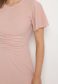 Born2be - Różowa Rozkloszowana Sukienka Ozdobiona Marszczeniem Odallica. Kolor: różowy. Wzór: aplikacja. Typ sukienki: rozkloszowane. Styl: elegancki #2