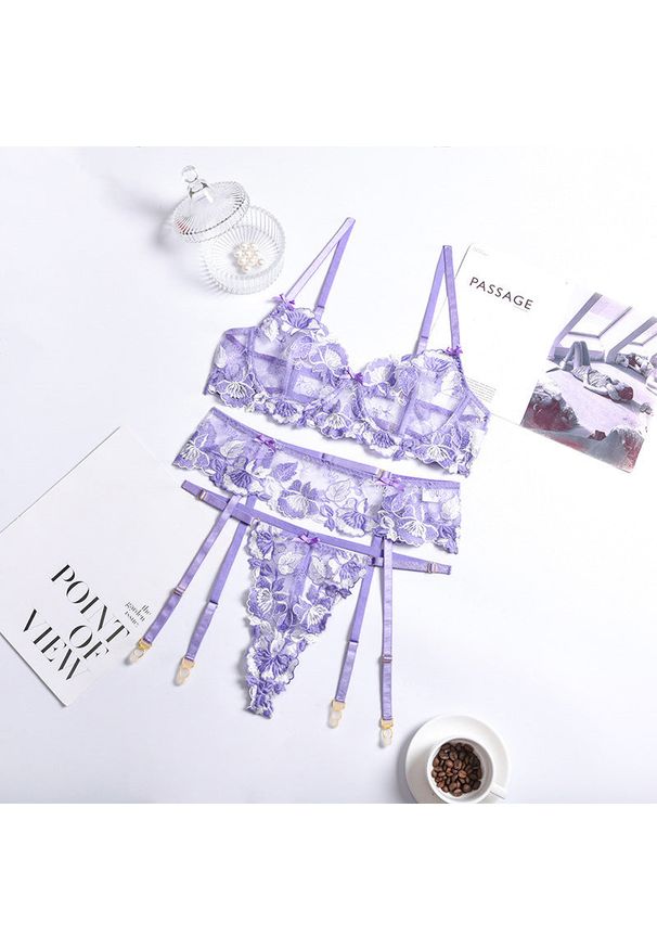 Intica - Komplet bielizny z haftem na specjalne okazje Sheila. Kolor: fioletowy. Materiał: tkanina. Wzór: haft